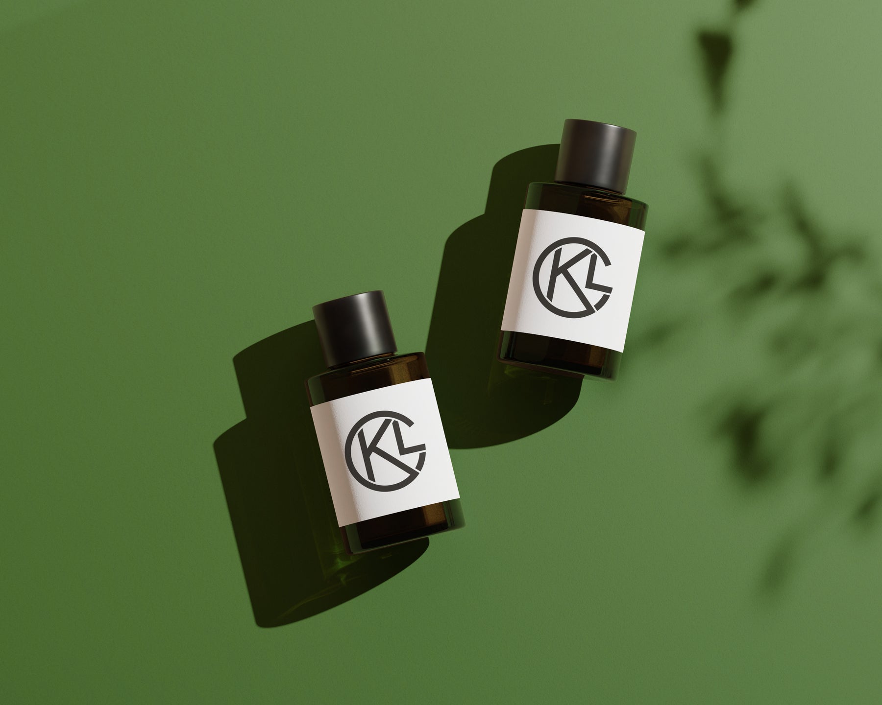 Botellas marrones sobre fondo verde