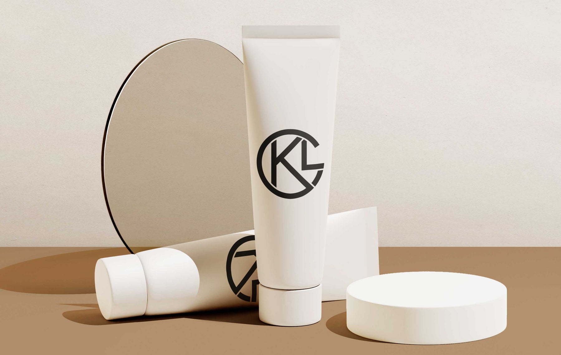 Tubes de crème sur fond brun