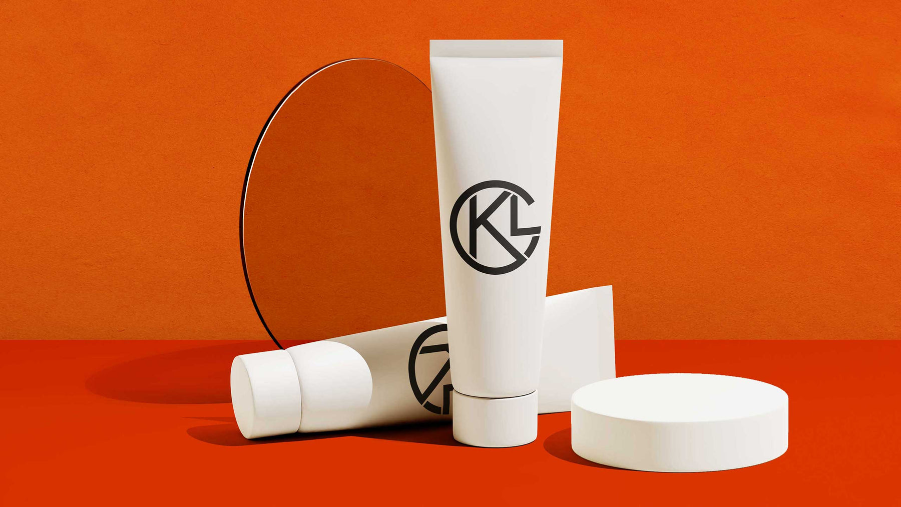 Tubes de crème sur fond rouge